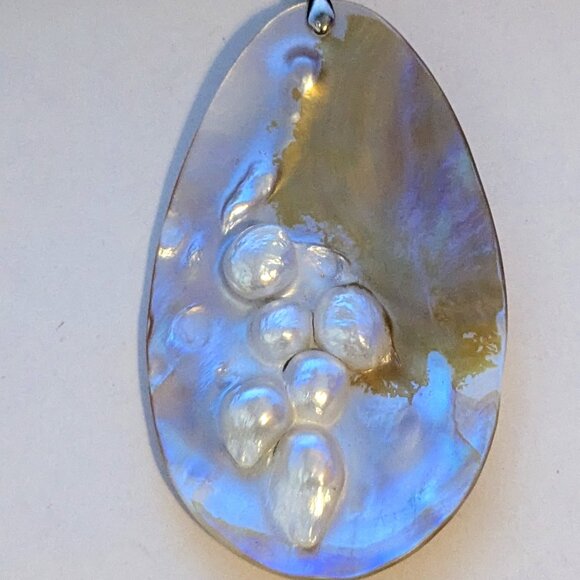 Large MOP Mother of Pearl Blister Pearl Oval Tear Drop Pendant - Picture 1 of 3